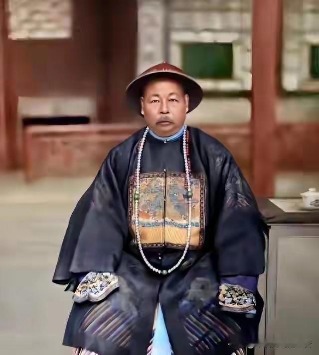 敌人的间谍，主动给你拍照片。拍完还要帮你运五百万斤粮食。这事要不是白纸黑字写在巴