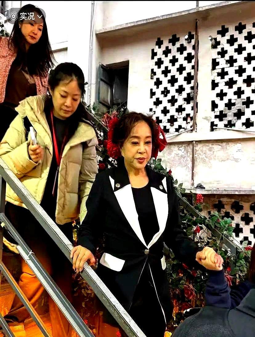 75岁的刘晓庆，现在活得比绝大多数20岁的人还猛。这次回重庆老家，助理刚要