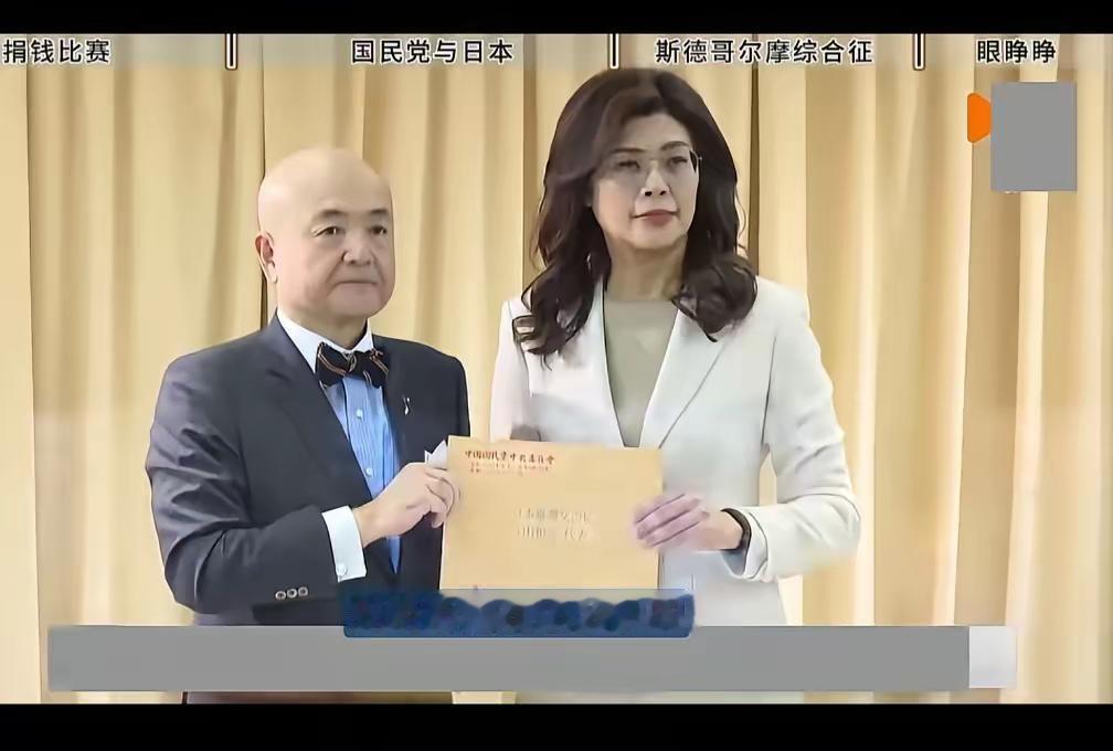 三问郑丽文女士:第一，当初你踏上祖国大陆的土地，14亿的同胞是不是都在看着你，