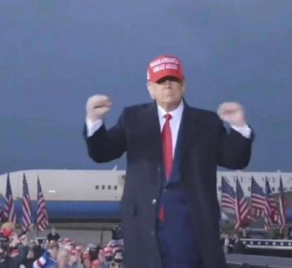 特朗普是美国历史上第一位，也是到目前为止唯一一位在当选总统前，没有任何军事或政府