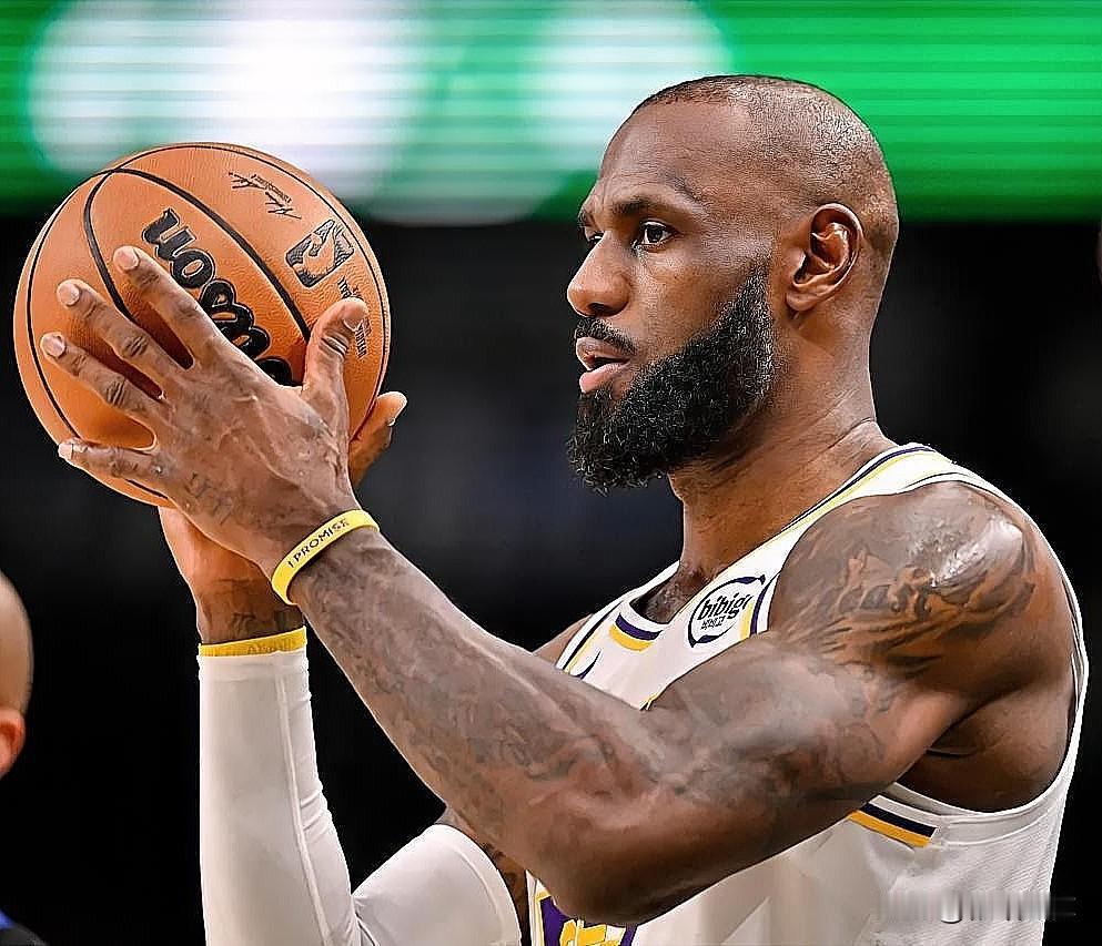 湖人赢球后，四旬老汉詹姆斯发话了！今天湖人124-104战胜独行侠。赛后，詹