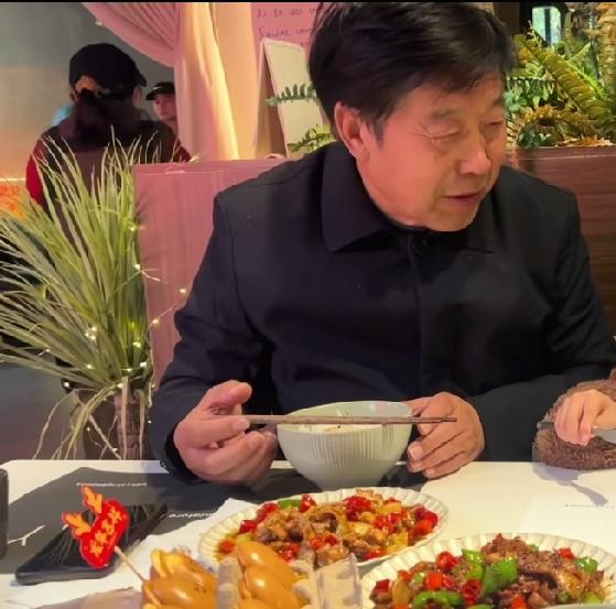 姚策的生父郭爸离世，此前的种种传言如今落定，他因心脏骤停溘然长逝，给一家人带来了