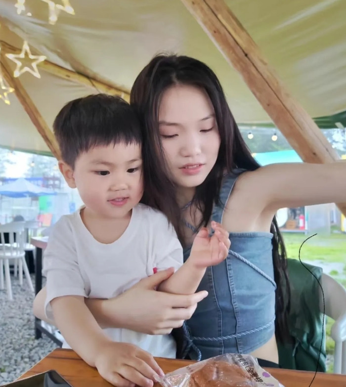 今天走位路上，发现小姑子的老公牵着别的女人的手，这个怎么办啊，毕竟是自家小姑子，