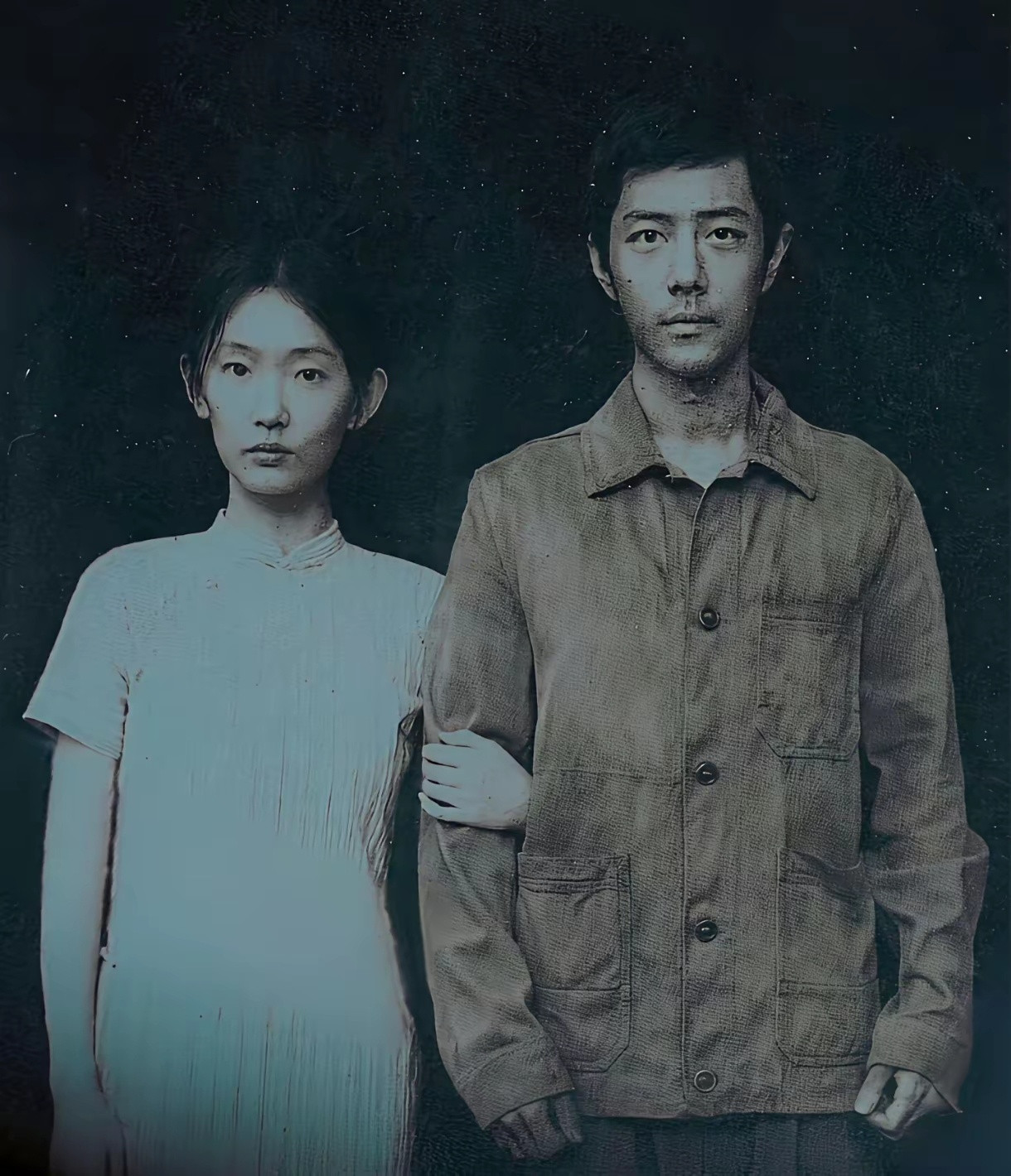 肖战和他爸爸年轻的时候真的好像。要是肖爸把胡子刮了，那简直就是一个模子刻出来的。