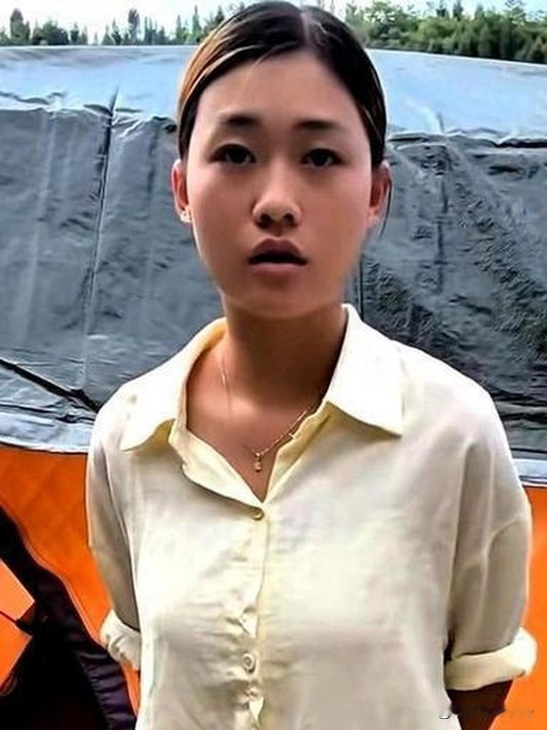 一名徒步女孩轻装进入新疆无人区，又累又渴之际，发现一顶空置帐篷，便进去短暂休整。