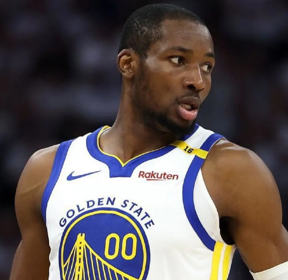 据NBA记者BrettSiegel报道，萨克拉门托国王队愿意以德文-卡特、达里