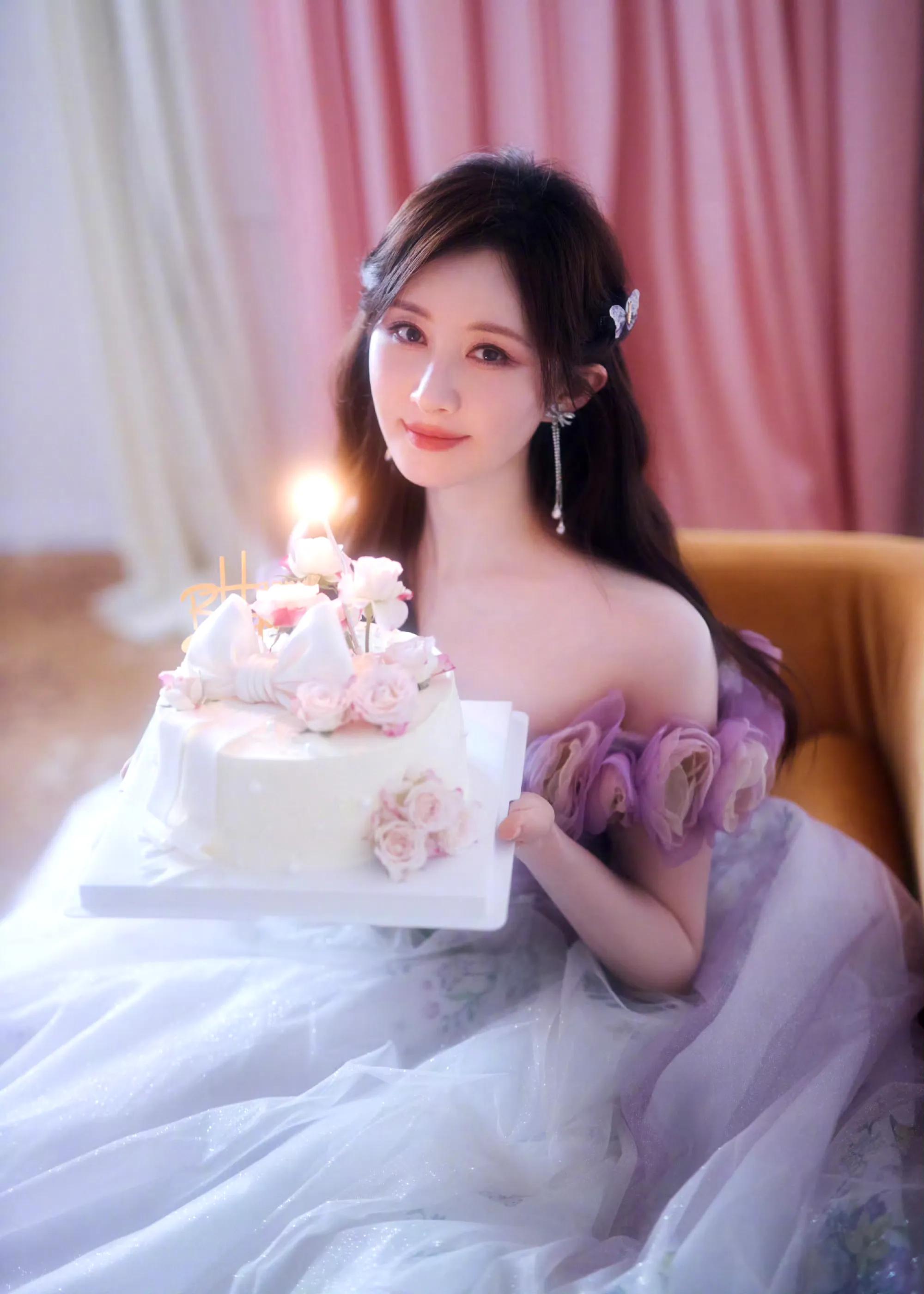 女星舒畅生日快乐：愿你幸福如意，每天开心！
