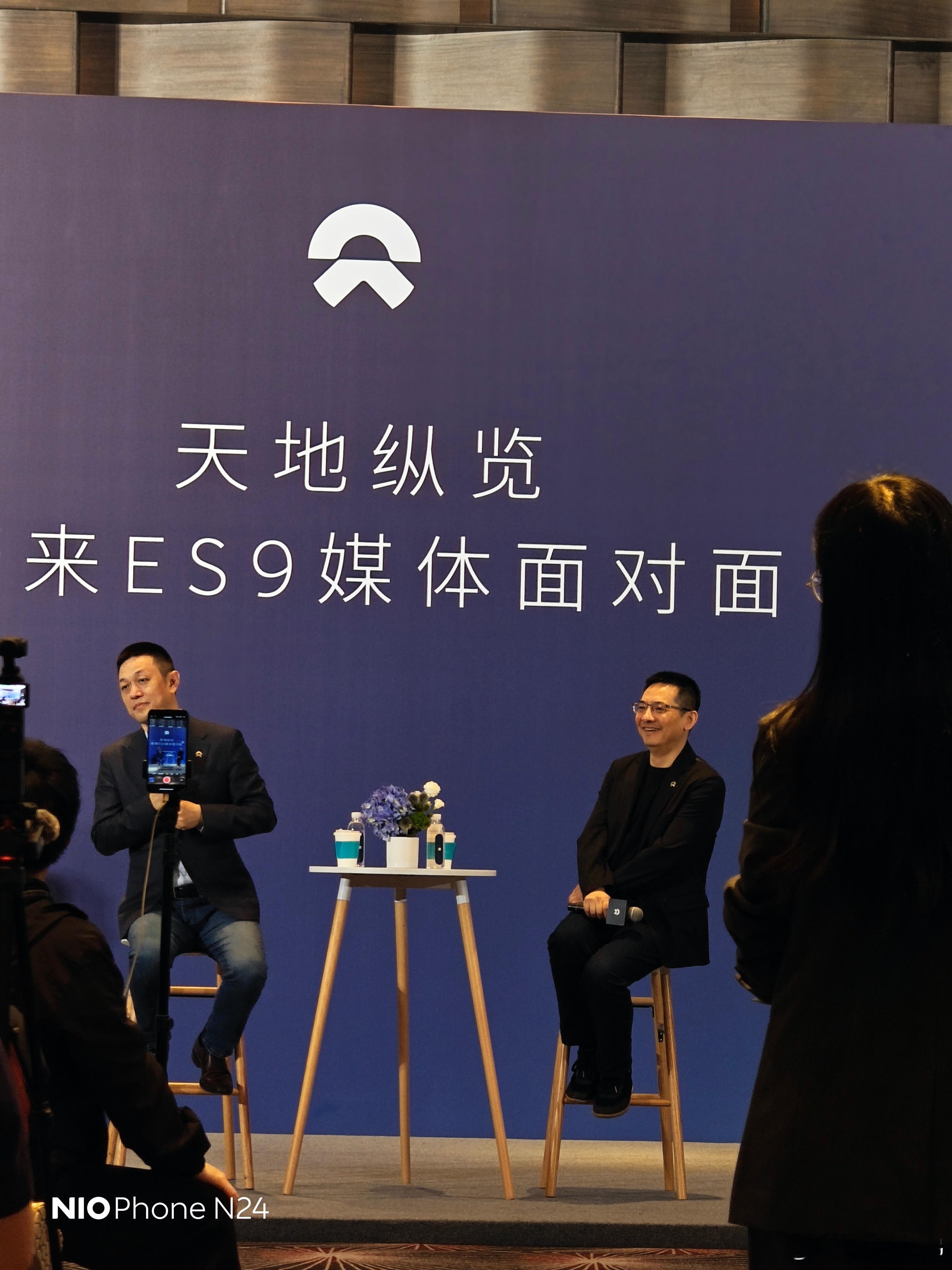 媒体群访中蔚来秦力洪：大家要是开车遇到减速带不想减速可以选择天行悬挂。蔚来李斌立