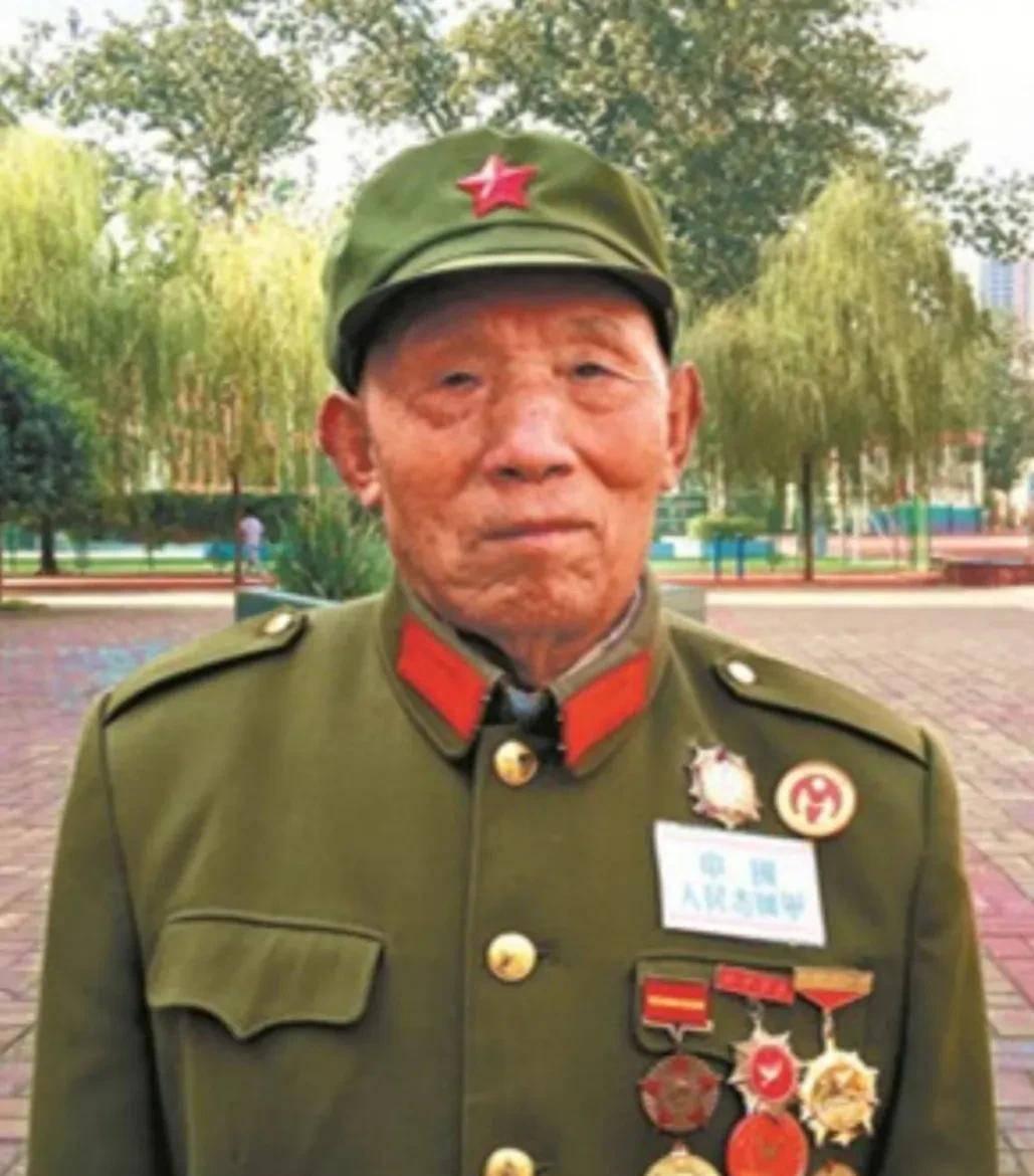 从清洁工到英雄：雷保森的传奇人生