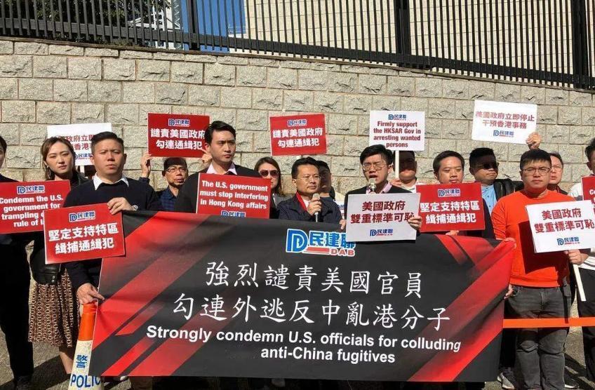 美方记吃不记打，旧招再来一遍，香港同胞群起抗议，堵在大门口美国驻港澳总领事伊