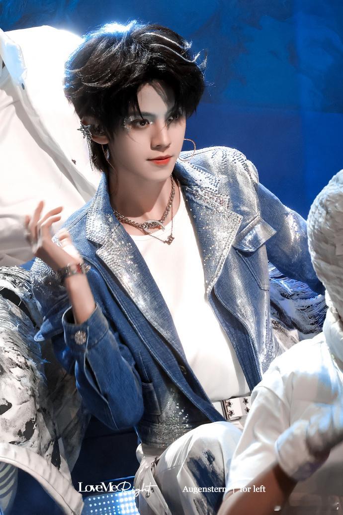 左航天神降临左航蓝色牛仔搭配了白色的T恤，这一次蓝色的妆容真的是天神降临的帅气