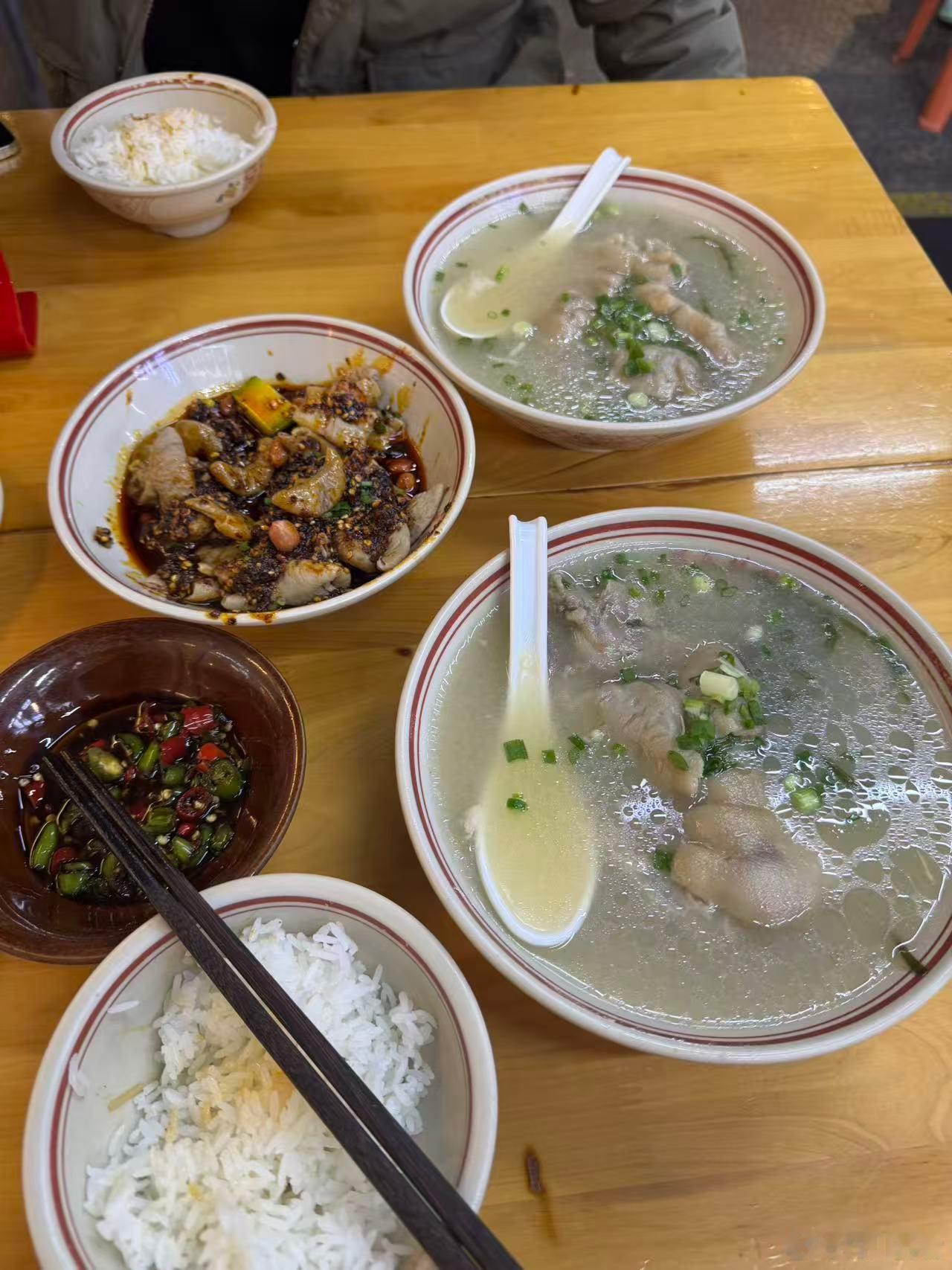 不晓得吃啥的时候吃烂蹄花还是可以，随便吃的拌菜和炒菜不错，种类很多，味道还行，毕