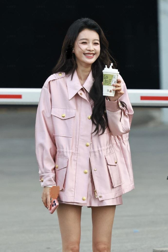 最近孙怡在录制浪姐的时候搭配的像个清新的美少女，确实特别的漂亮，真的好迷人。