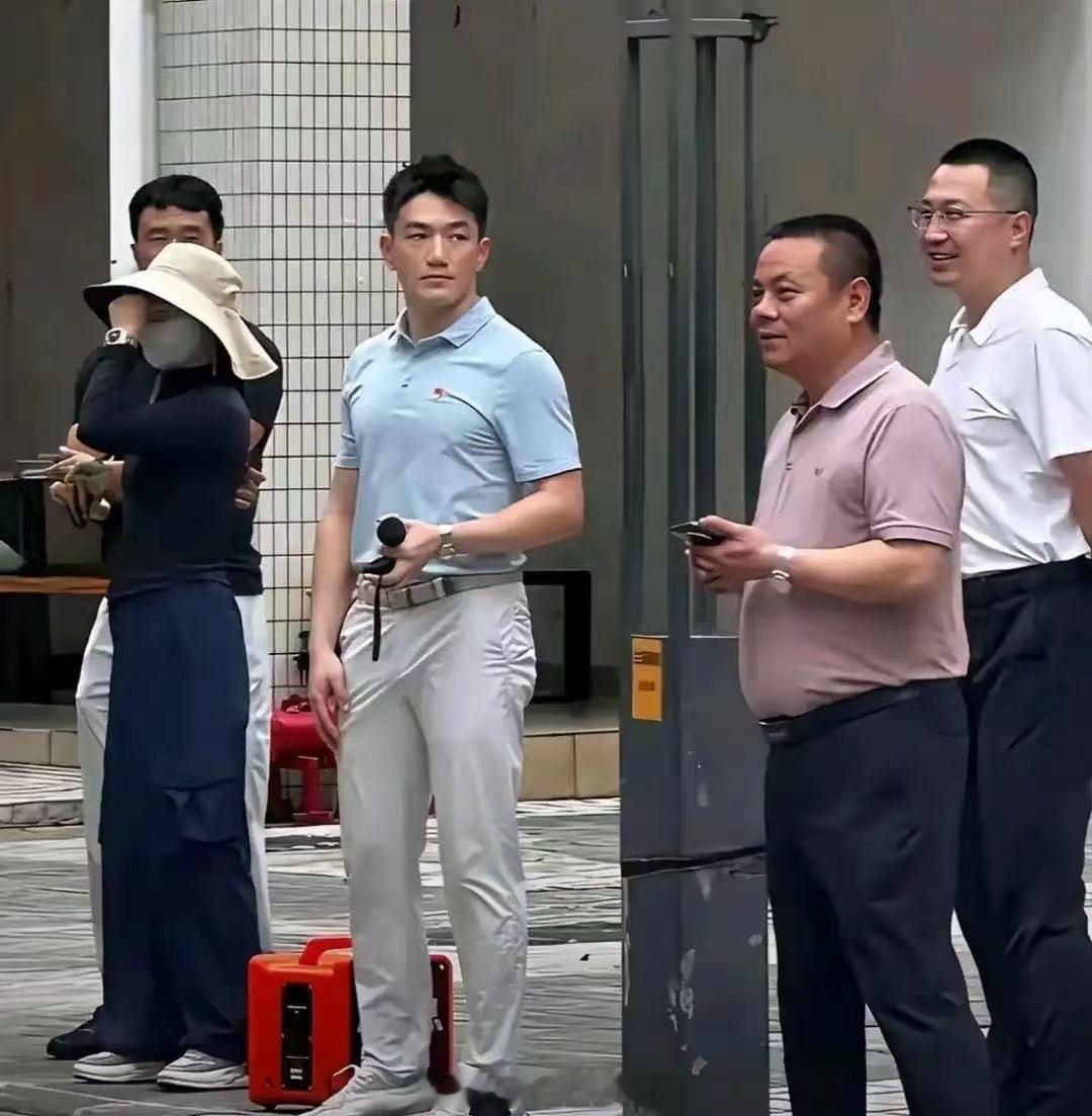 偶遇张馨予的老公，好像也没有那么帅。