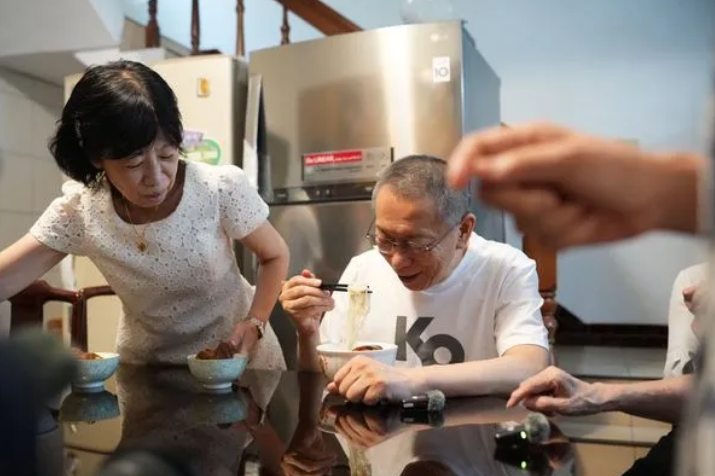 柯文哲在新竹老家吃完晚餐将返回台北柯文哲今天（8日）下午返回新竹老家后，先吃