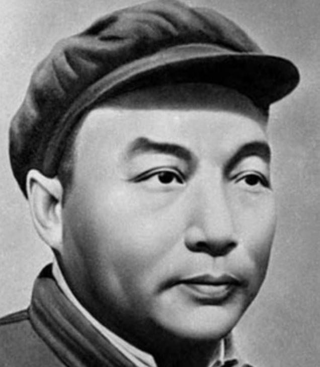 1948年11月，淮海战役，碾庄。一个国军排长带着手下趁夜走出阵地，向解放军