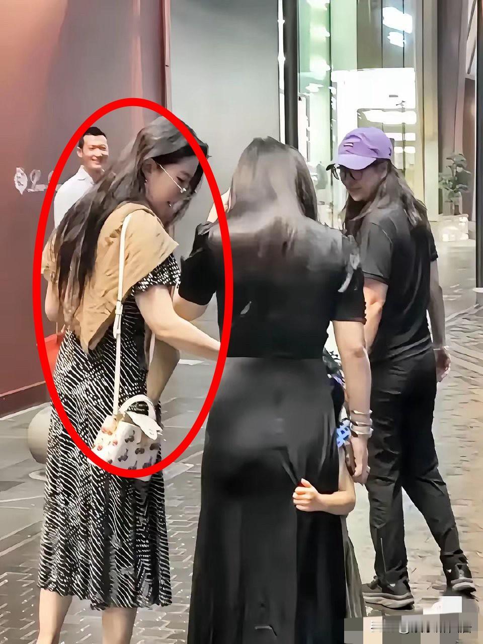 发现刘亦菲真的很精明，你以为她真的很喜欢披肩吗？那是因为她的肩膀有点窄，俗