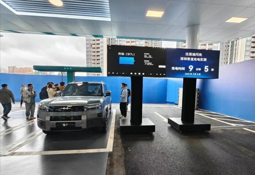 比亚迪真的做贡献了！电摩首次体验比亚迪闪充，社会化具像化了！#比亚迪汽车#