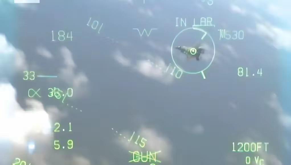 F-35又被四代机爆打了，这让美国的老脸往哪搁！图1是美国海军与英国海军联合