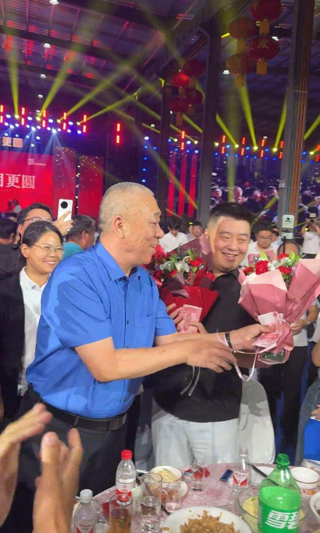 中秋当天河南矿山的车间里还有员工留在岗位加班，老板崔培军到厂区巡查，当即叫停手头