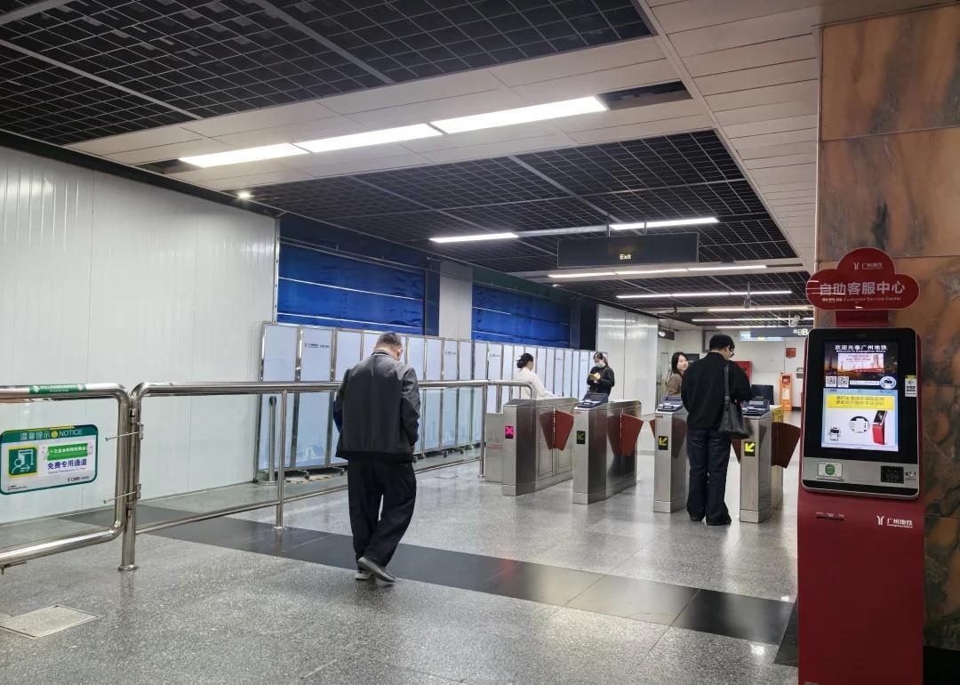 芳村站厅22号线围蔽开始拆除啦😆越来越接近开通啦等了7-8年，快可以不用过