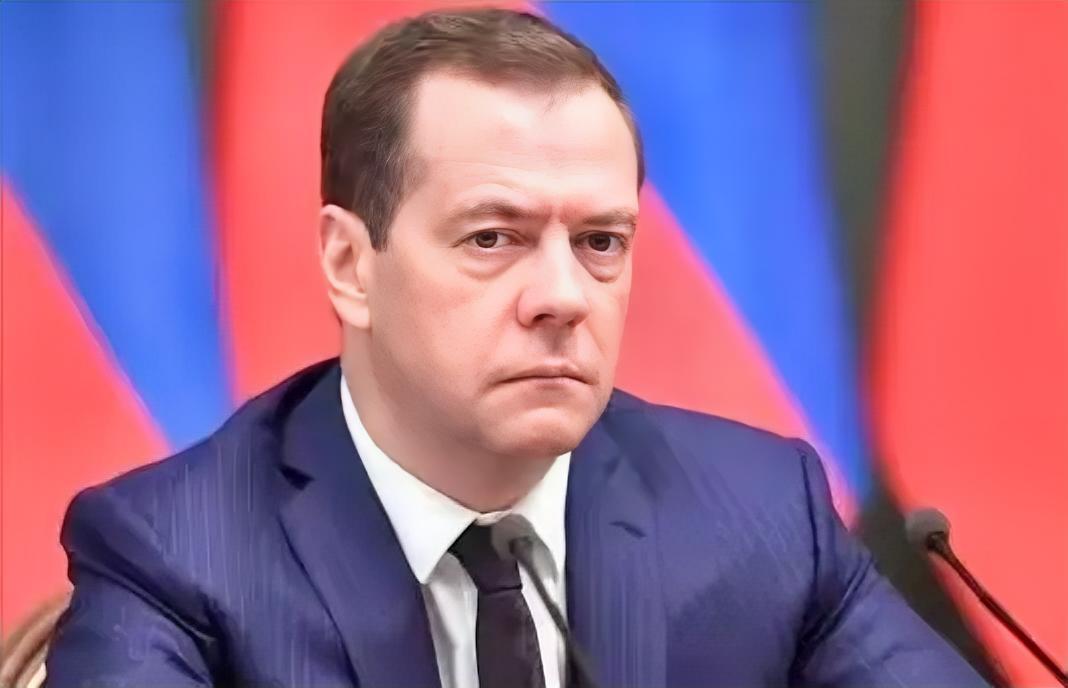 中东地区的王爷们要彻底破防了，因为梅德韦杰夫一针见血说出了美军基地的实质。3月7