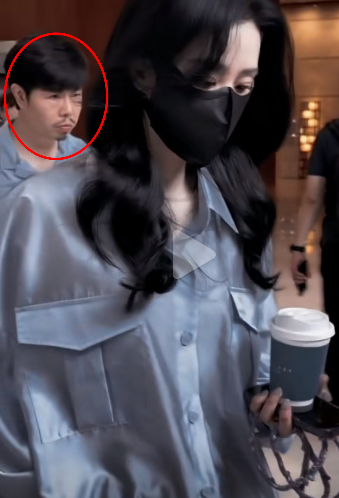 本来在感叹刘诗诗清冷的气质，突然看到后面的陈妈[笑着哭]...表情还挺萌​​