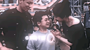 旁边的大人替孩子着急[呲牙笑]