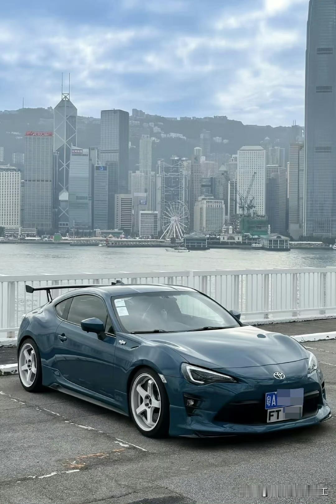 一台“粤车南下”的广州车，型号为日本丰田出产的“Toyota86”，其尾翼明显