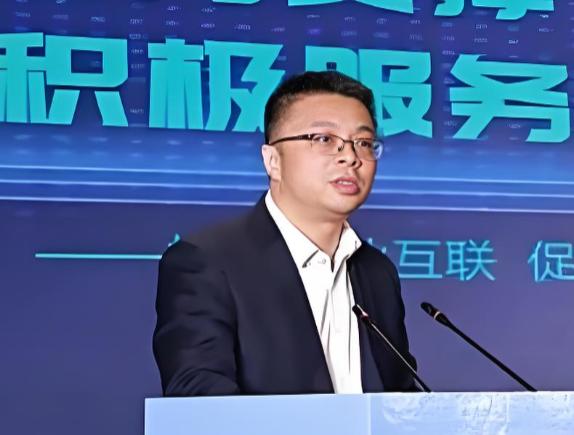 江西电信今年业绩突出，与管理层大多是本地干部有关。今年上半年，中国电信的各