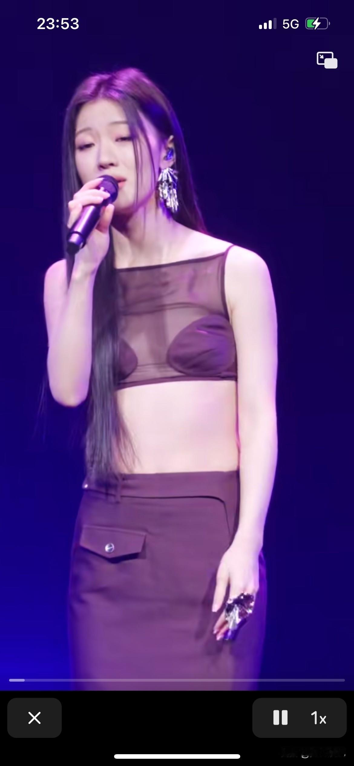 单依纯老师穿得那么暴露，真的很难想象她会变成这样，没有什么歌曲，就专门搞一些擦边