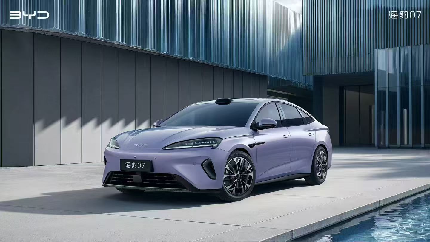 北京车展现场！王传福探馆首站直奔闪充，比亚迪技术底气拉满。