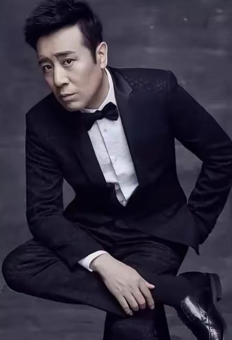 记者问于和伟：你是如何保持身材的？于和伟说：这一天如果吃饱了，就会胖二斤；而要减