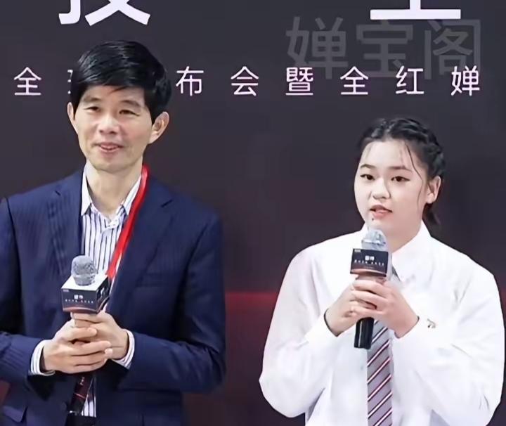 3月12日，全红婵上海万家乐签约仪式现场太亮眼了，台上发言落落大方、自信从容、气