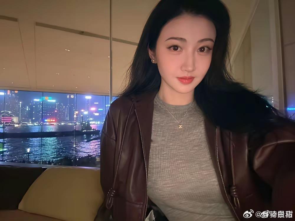 景甜和孙宇晨第一次见面的照片找到了，景甜穿的确实很随意，但是人还是很美的，就是这