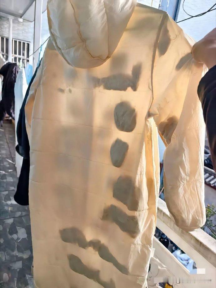 救命啊！谁能告诉我，我这几千块买的羽绒服，是经历了一场“生化危机”吗？😭本来