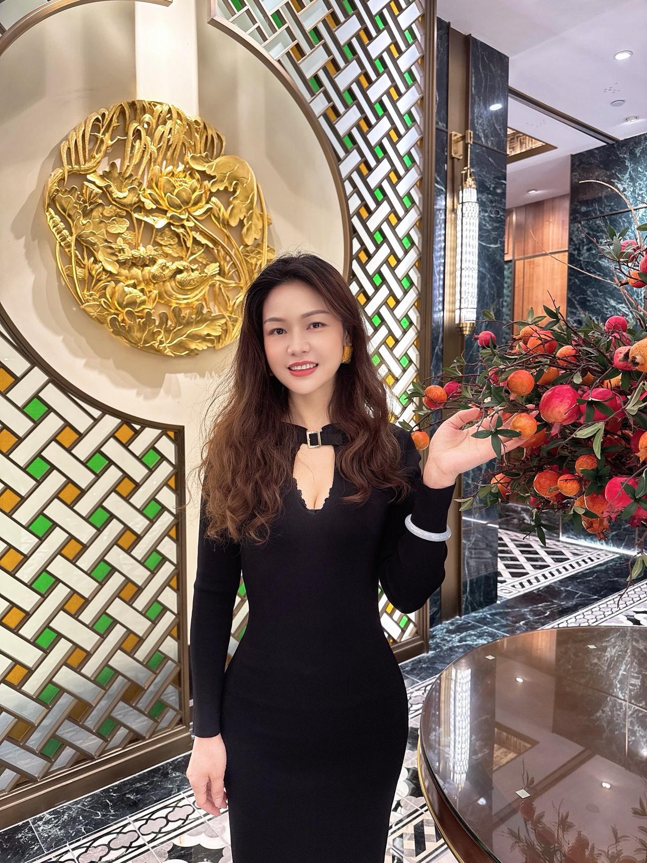 人间半途，一秋风雨敬桑田，一段芳华煮清欢。打开好心情穿搭做自己的女王不卑不亢