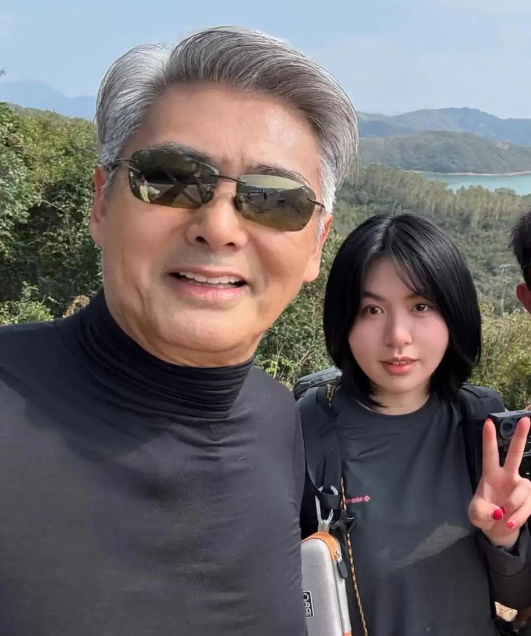 70岁周润发在新年外出登山跑步，他新年也不忘健身运动，他超级自律，他穿着一身黑色