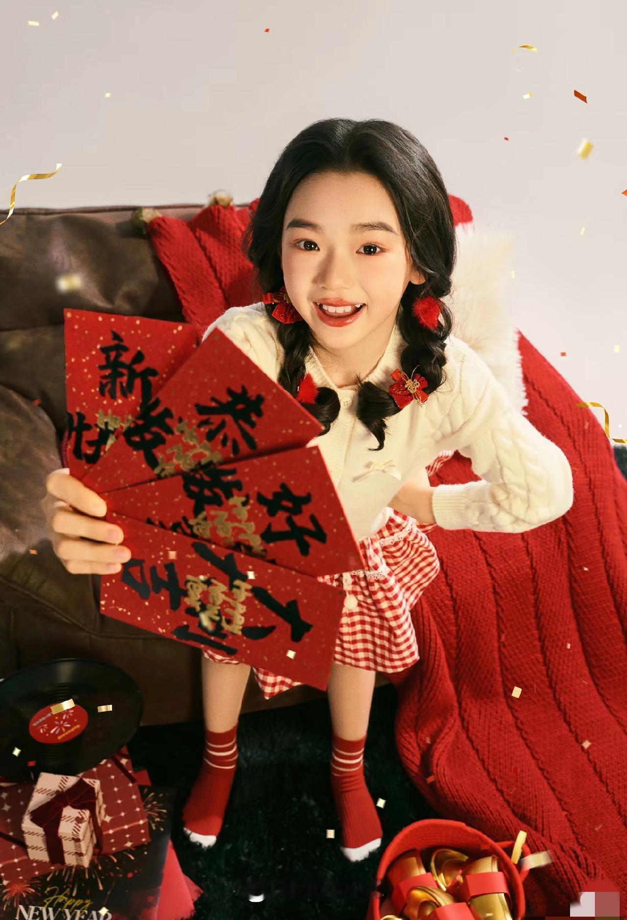 紫色风暴席卷新年。不是预测，是董璇母女身上那袭旗袍定的调。7岁小酒窝成了行走