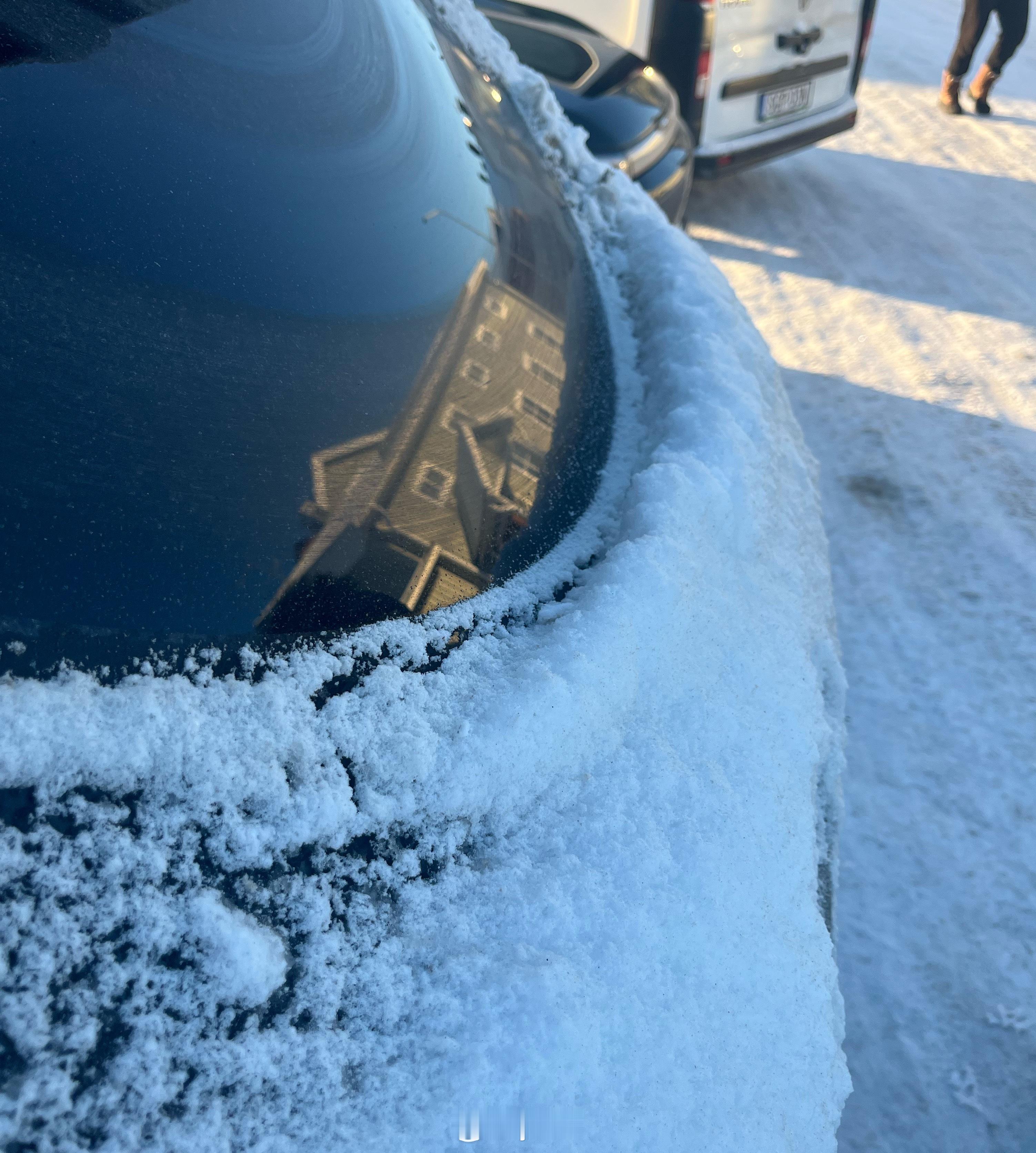 后雨刷在上面遇到这种场景就比较难受了，影响视线。yz77聊车瑞典