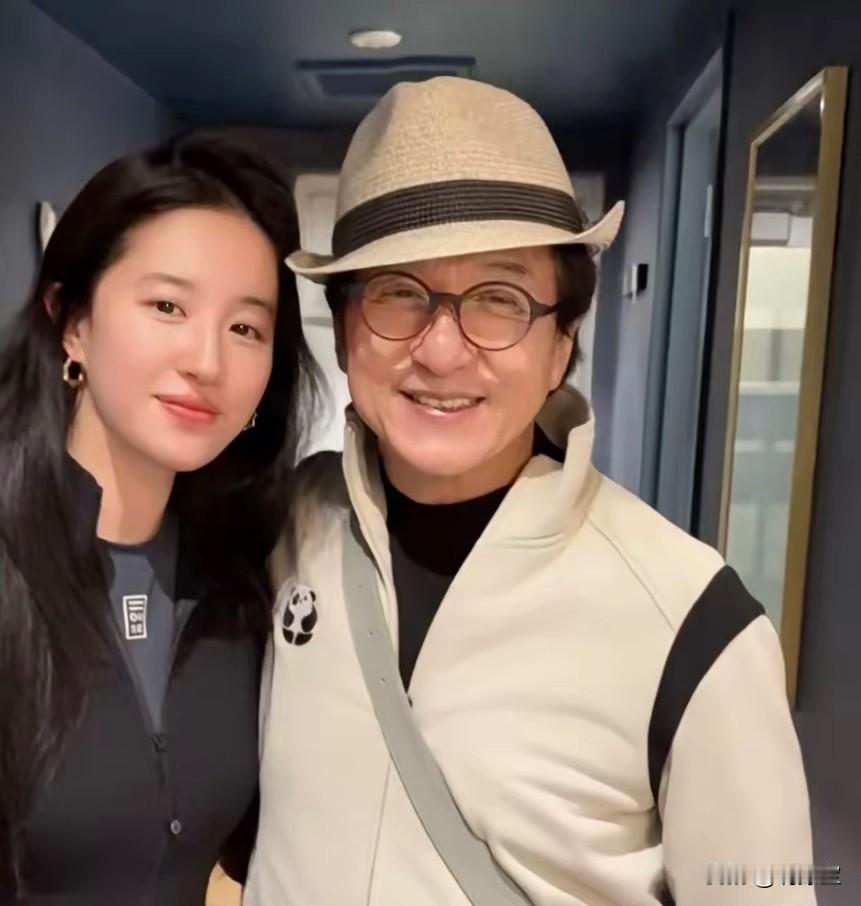 光注意看刘亦菲没注意旁边的成龙悄悄回春了他和李连杰到底是怎么回事明明之前老