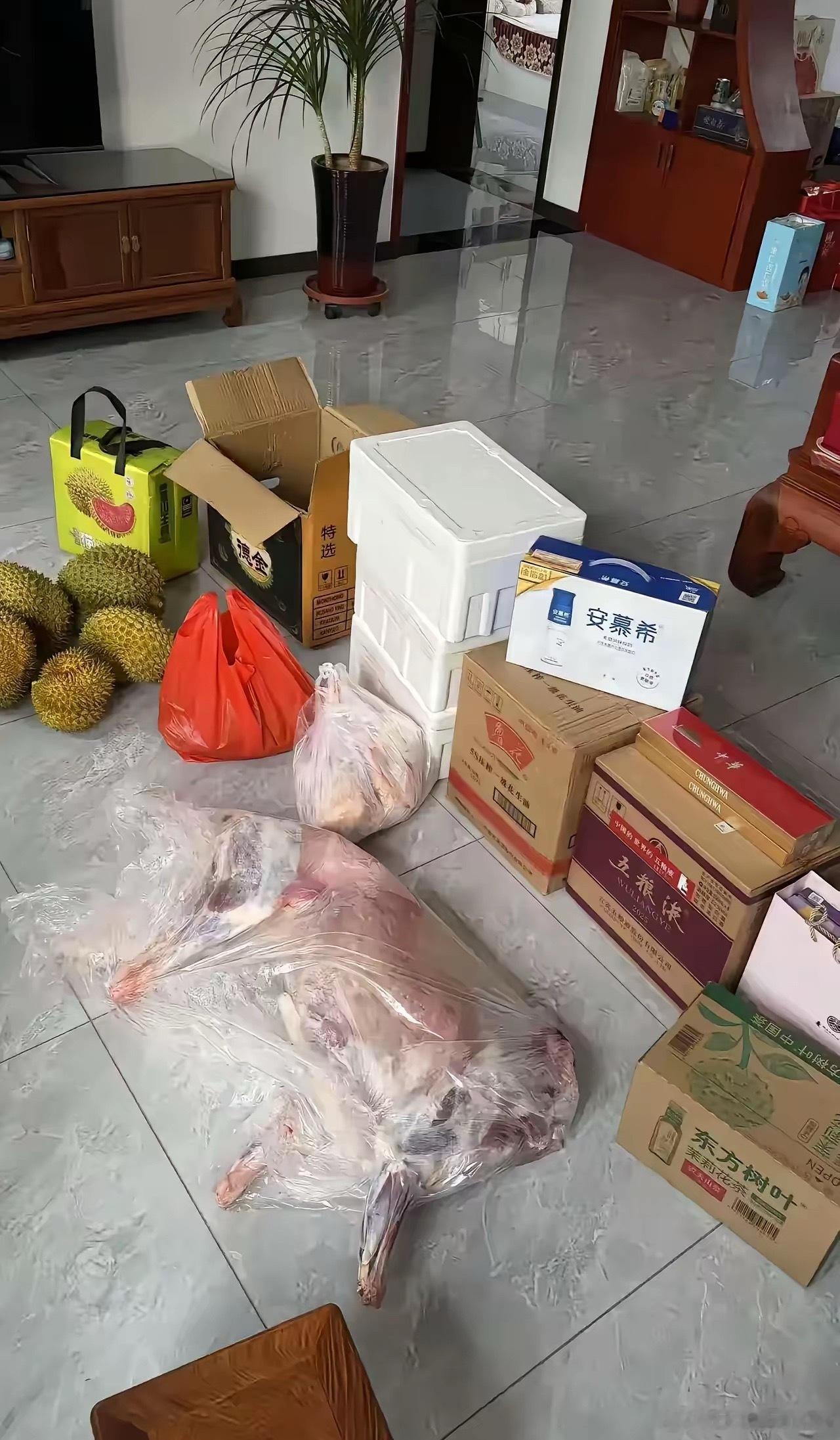 湖北襄阳。没结婚，没订婚！女子发帖炫耀男朋友家送来的“中秋”见面礼。这份礼算什么