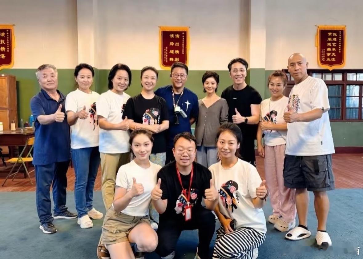 刘浩存的头竟然这么小，感觉只有旁边的人的一半大​​​