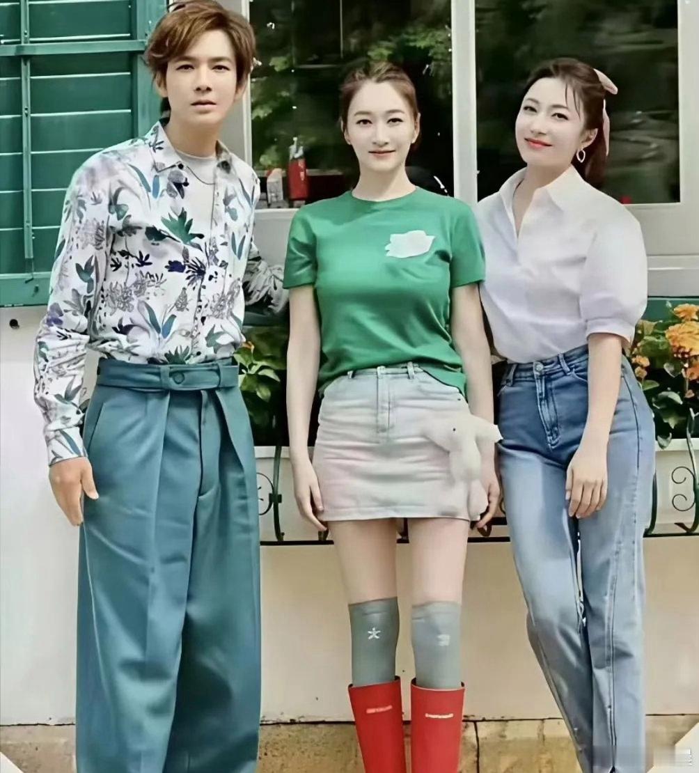 站在李小冉右侧身着牛仔裤的女士身份未知，皮肤白皙身姿曼妙，眉眼间和周涛有几分相像