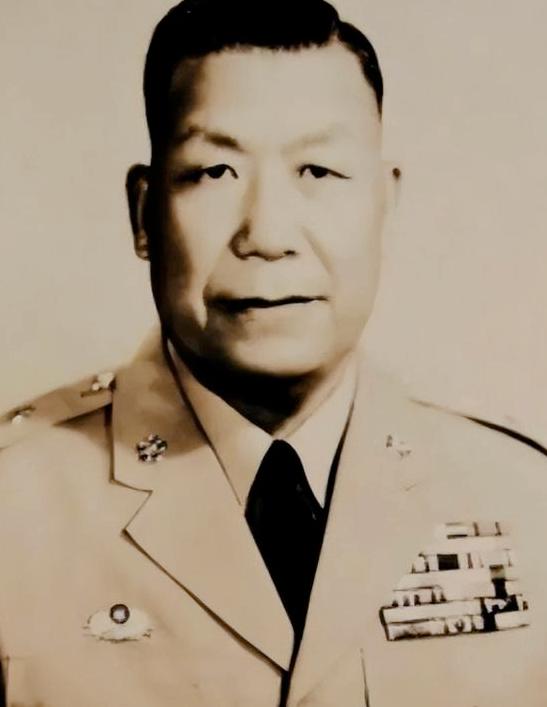 1949年，蒋介石下令把青岛炸成废墟。刘安祺接了命令，嘴上没说什么，转头却把亲信