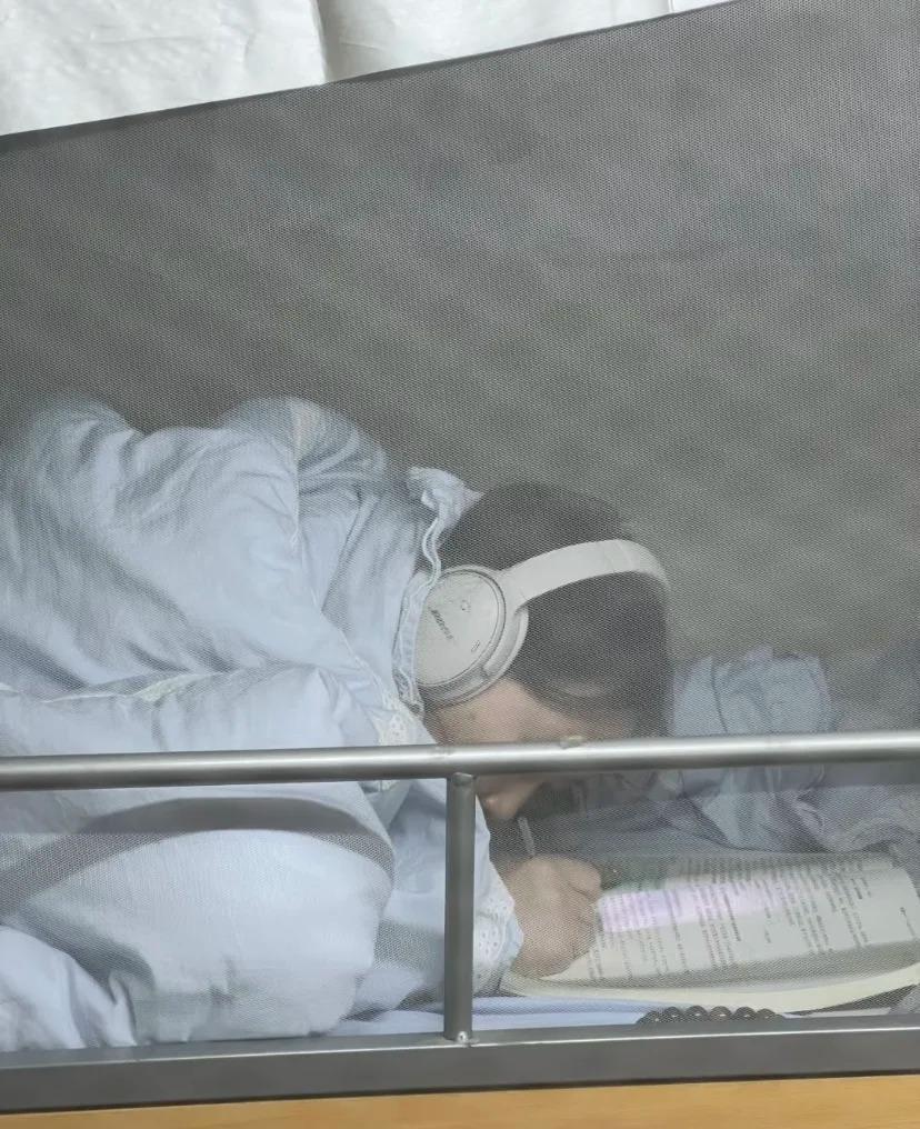 被室友孤立后，我发现一个很有用的心态：降低对宿舍关系的期待。大学宿舍生活