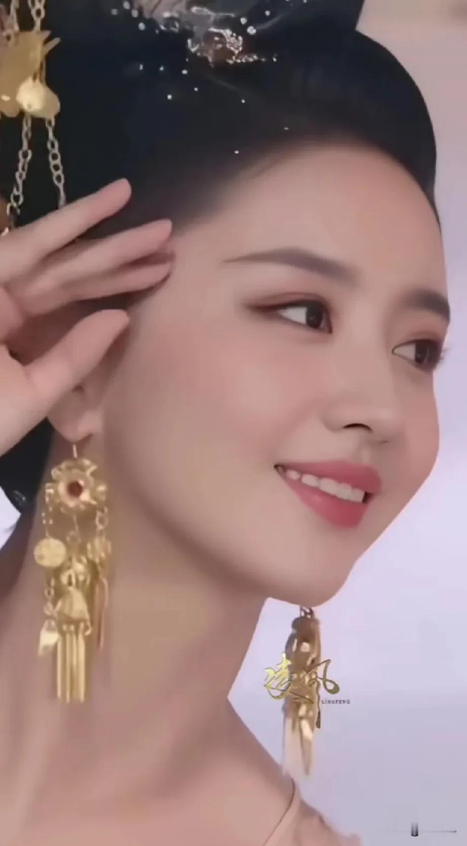 这才是真正的东方美女！东方的女子，她们的美，像一幅晕染开的水墨画。浓淡