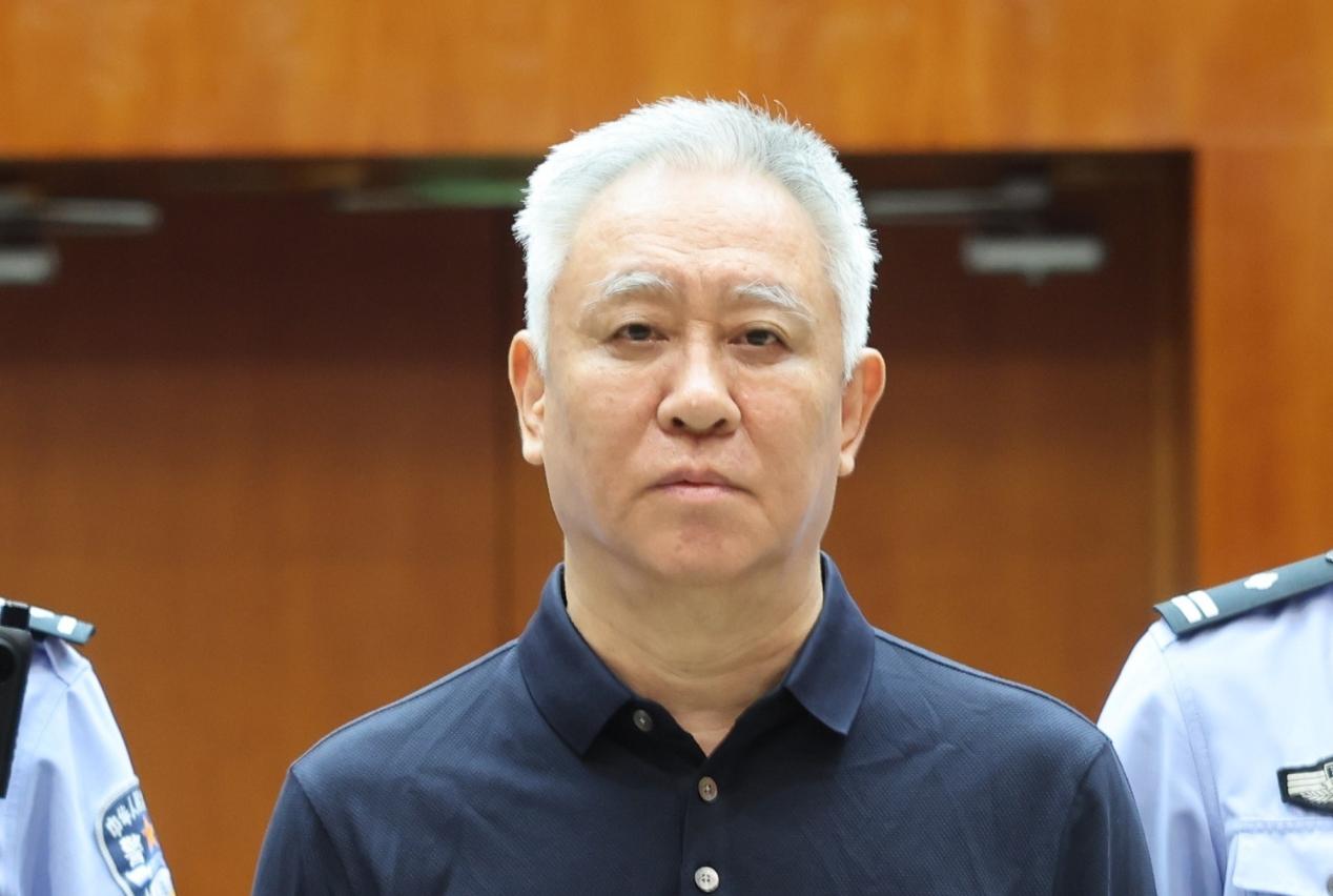 许家印判了无期徒刑，剥夺政治权利终身，从中国首富到阶下囚，一句话道尽了一个时代的