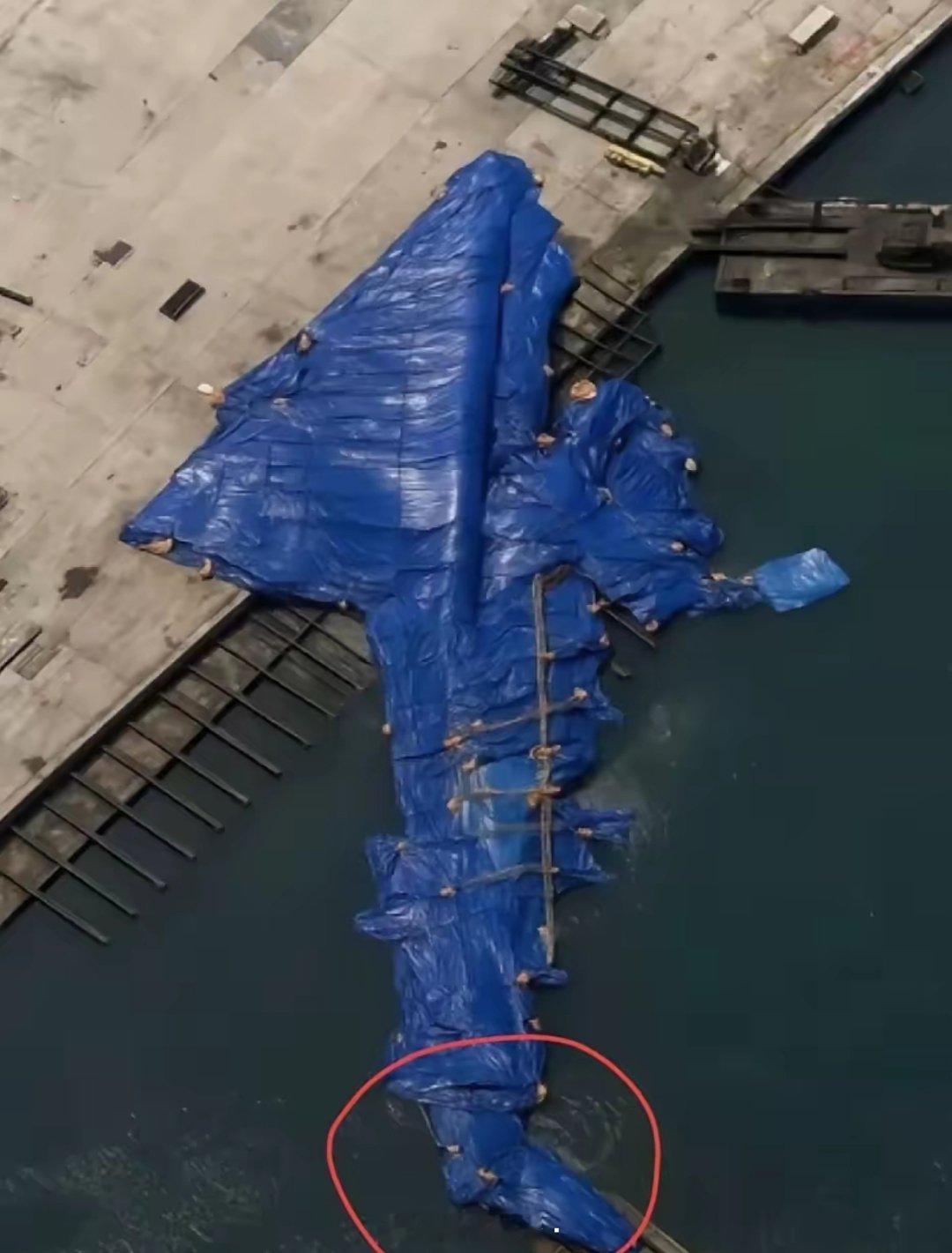 这是空客卫星事发后拍摄到的崔贤级驱逐舰事故现场。这条下水发生侧翻的5000吨大船
