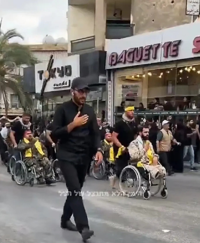 黎巴嫩在BB机事件中幸存下来的真主党成员近日举行集体巡游。画面中能看出来，大部